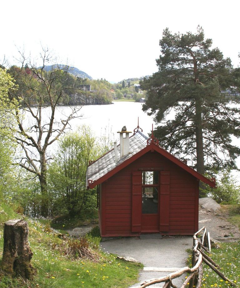 Edvard Griegs Komponierhütte auf Troldhaugen am Ufer des Nordåsvannet