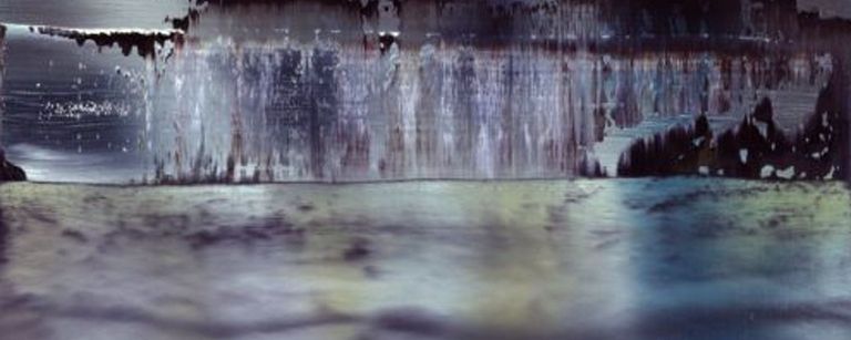 Abstraktes Bild von Gerhard Richter. Öl auf Leinwand. Im Hintergrund abwärts fließende Strukturen in Blau- und Violetttönen, die an einen Wasserfall erinnern. Der Vordergrund ist verschwommen und erinnert an Wasser.